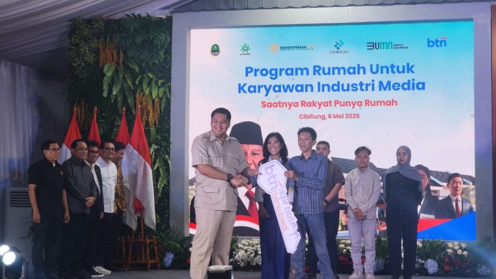 Menteri PKP Maruar Sirait dan Menteri Komdigi Meutya Hafid saat penyerahan secara simbolis kunci rumah subsidi untuk wartawan dan langsung disaksikan oleh Ketua PWI Pusat Hendry CH Bangun. Foto : ist