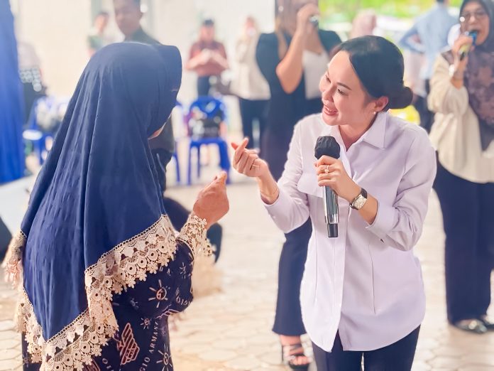 Wakil Walikota sekaligus Wakil Kepala BP Batam Li Claudia Chandra nyanyi bersama para lansia usia memberikan bantuan sosial. Foto : ist