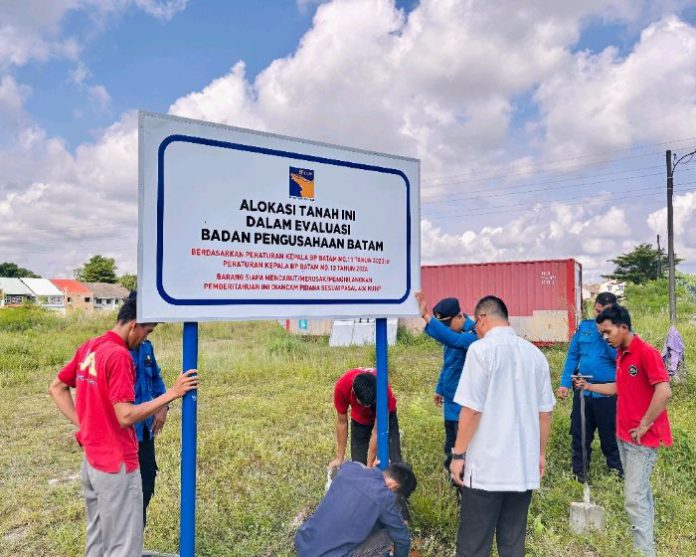 Petugas BP Batam tengah memacak tanda lahan yang akan di evaluasi. Foto : BP Batam
