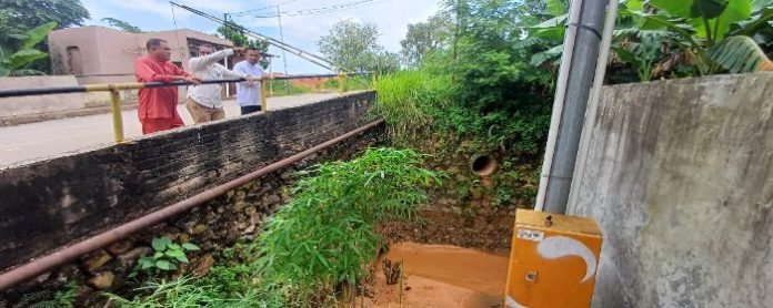 Anggota DPRD Kota Batam Suryanto meninjau langsung lokasi banjir yang ada di Perumahan Cipta Regency dan Modena. Foto : ist