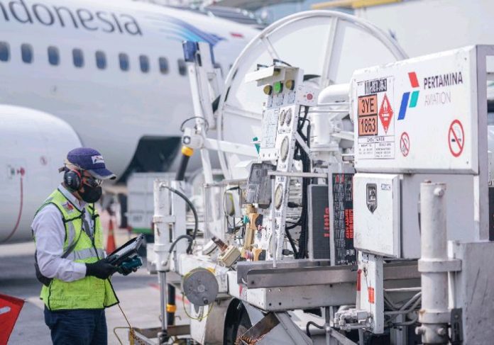 Petugas Pertamina mengecek avtur disalahkan satu pesawat. Foto, Pertamina