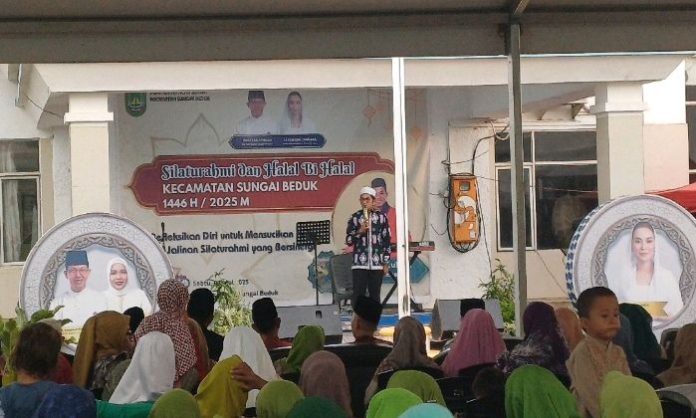Ustad Ucay Batu Bara pukau ribuan masyarakat Sei Beduk saat halal bi halal di kantor Camat. Foto : Tengku Bayu