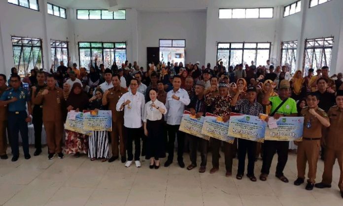 Walikota Batam Amsakar Achmad dan Wakil Walikota Batam Li Claudia Chandra beserta Wakil Ketua I DPRD Batam Aweng Kurniawan membagikan bansos lansia di Kecamatan Belakang Padang. Foto : Tengku Bayu