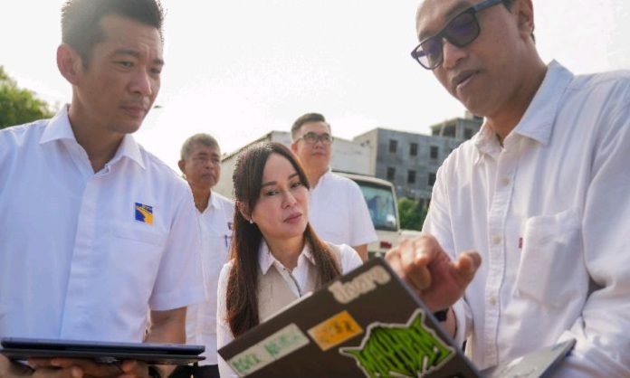 Wakil Kepala BP Batam Li Claudia Chandra tengah meninjau titik lokasi banjir. Foto : ist