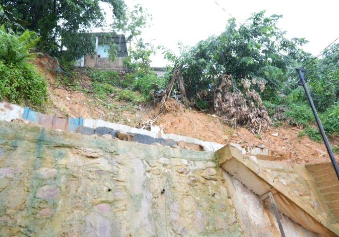 Salah satu rawan longsor yang ada di Bengkong. Foto : ist