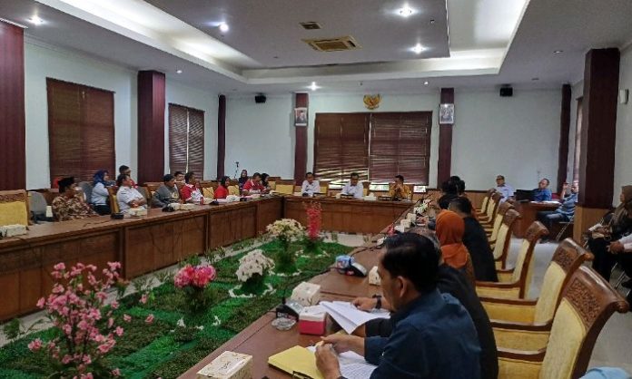 Rapat Dengar Pendapat (RDP) di Komisi I DPRD Kota Batam memanas. Kubu Eti dan kubu Erna sempat beragumen mempertahankan lahan atau kavelingnya masing-masing. Foto : ubay