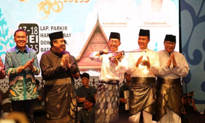 Kepala BP Batam dan juga Walikota Batam Amsakar Achmad, Wakil Ketua I DPRD Batam Aweng Kurniawan menghadiri Kenduri Seni Melayu. Foto : ist