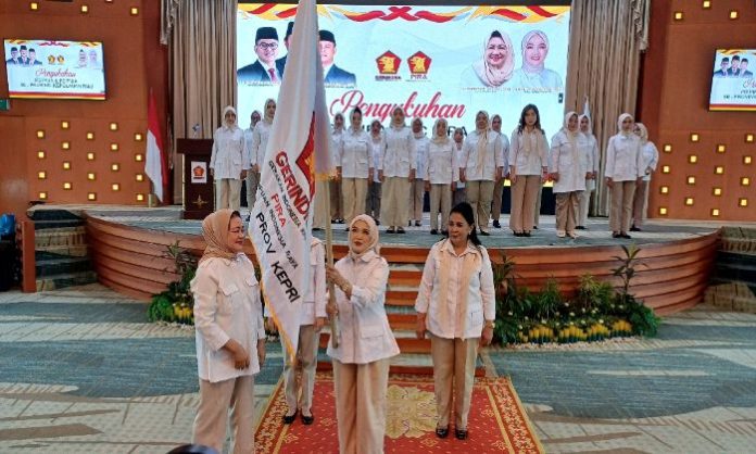 Ketua PD PIRA Kepri Nenny Dwiyana Nyanyang mengibarkan bendera petaka PIRA dari Ketua Umum PIRA Sumarjati Arjoso. Foto : tengku bayu