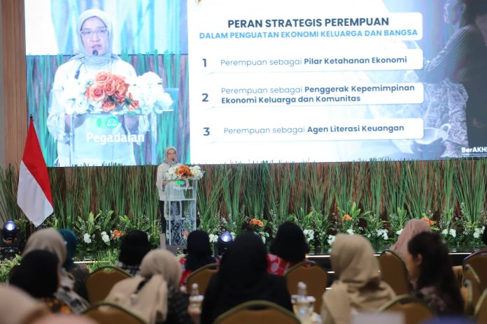 Menteri PANRB Rini Widyantini saat memberikan edukasi finansial bertajuk “Perempuan Cerdas dan Berinvestasi Emas” yang diselenggarakan oleh Ikatan PIMTI Perempuan Indonesia di Jakarta. Foto : ist