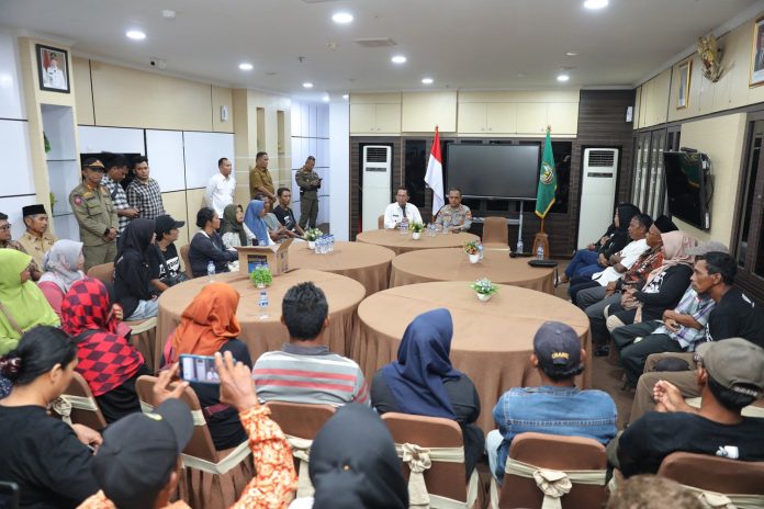Walikota dan Wakil Walikota Batam Amsakar-Li claudia menemui warga rampang di kantor Pemko Batam. Foto : ist
