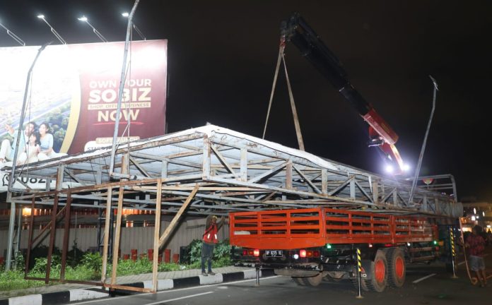 Papan reklame yang dibongkar oleh pemiliknya karena menyalahkan masterplan. Foto : pemko batam