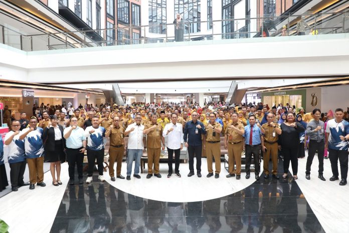 Walikota Batam Amsakar Achmad foto bersama usai buka Porseni Kota Batam tingkat pelajar. Foto : ist