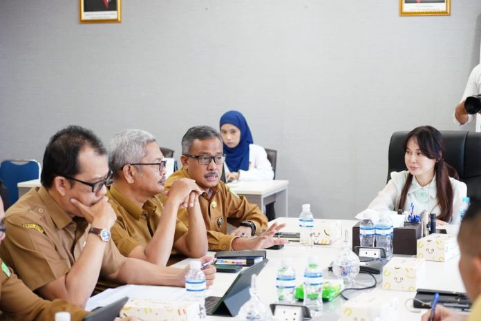 Wakil Wali Kota Batam/Wakil Ketua BP Batam, Li Claudia Chandra memimpin Rapat Koordinasi Mekanisme Penertiban Reklame di Ruang Rapat Lantai VII Kantor BP Batam. Foto : ist