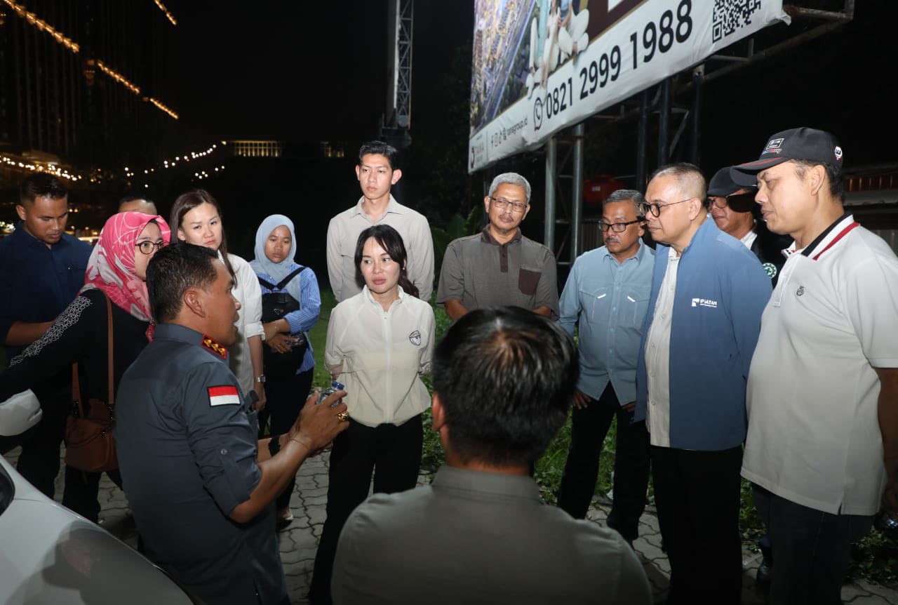 Wakil Walikota Batam Li Claudia Chandra meninjau langsung pembongkaran papan reklame. Foto : pemko batam