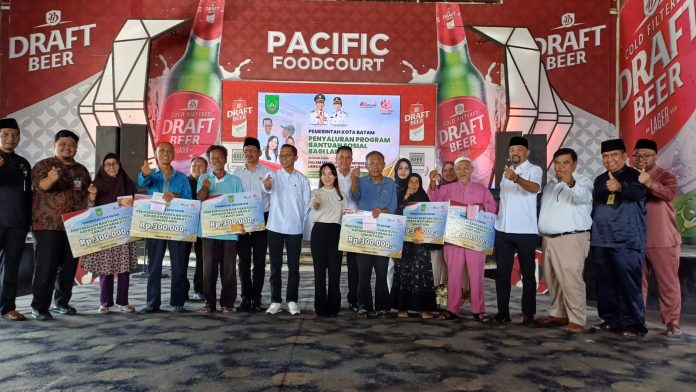 Walikota Batam Amsakar Achmad dan Wakil Walikota Batam Li Claudia Chandra, Ketua DPRD Batam Kamaludin, Wakil Ketua I DPRD Batam Aweng Kurniawan dan pejabat lainnya , memberikan insentif kepada 2000 lansia di tiga kecamatan. Foto : Tengku Bayu