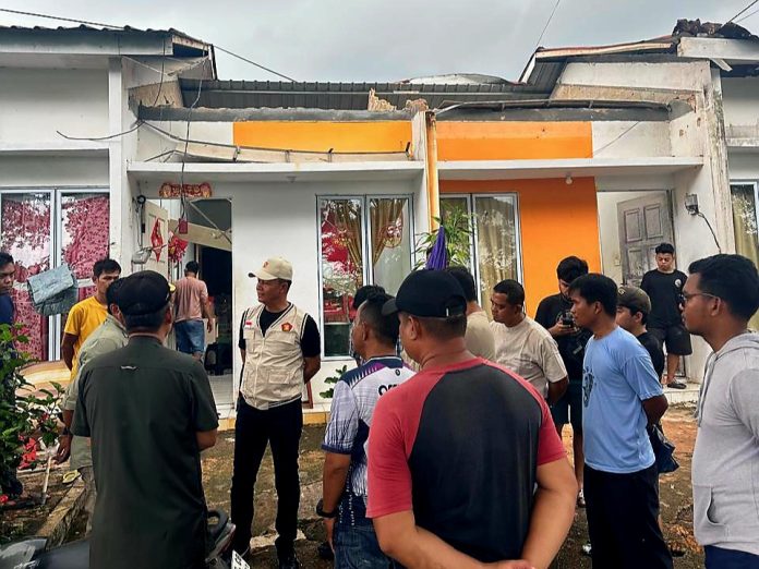 Wakil Ketua I DPRD Kota Batam Aweng Kurniawan meninjau langsung warga yang terdampak bencana alam puting beliung. Foto : ist