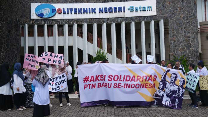 Sejumlah dosen Politeknik Negeri Batam menggelar aksi damai didepan kampus. Mereka menuntut agar kesetaraan status antara ASN dan PPPK. Foto : ist