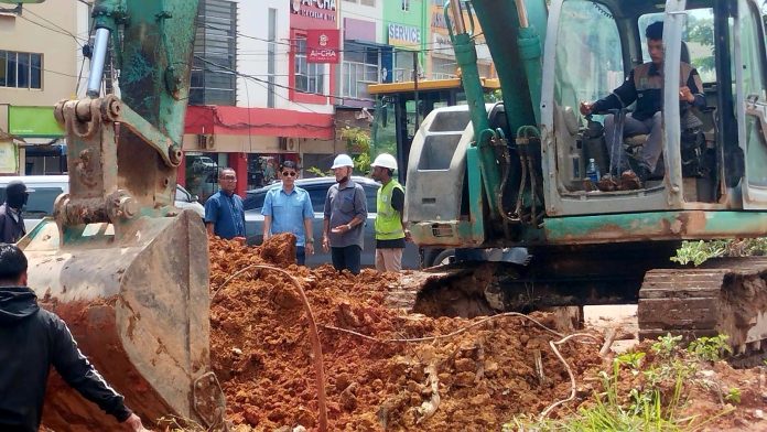 Anggota Komisi III DPRD Batam Anang Adhan tengah memantau langsung pengerjaan jalan di Cikitsu. Foto : ist