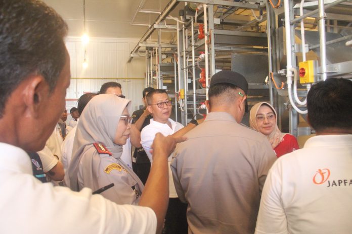 Kepala Karantina Provinsi Kepri Herwintarti bersama stakeholder melakukan pengecekan ketersediaan protein hewani dan sekaligus menghadiri peresmian Farm Pullet and PT Indojaya Agrinusa di Topaya Kabupaten Bintan. Foto : ist