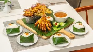 Sate Kiloan Combo Plate kini hadir di HARRIS Waterfront Batam. Foto : ist