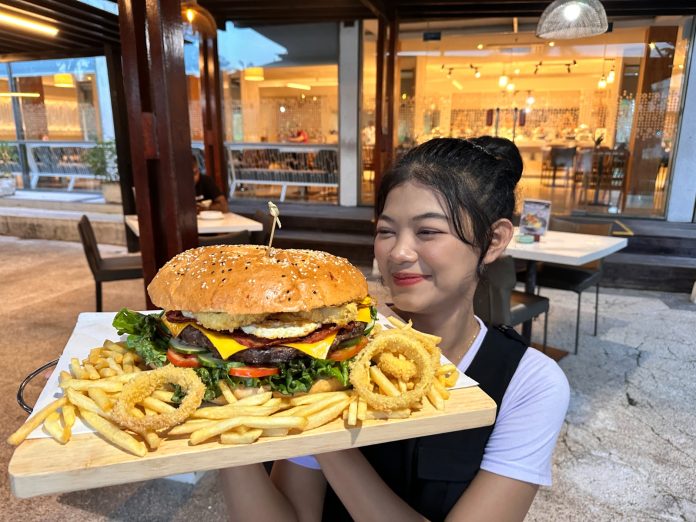 HARRIS Batam Center hadirkan Burger terbesar. Foto : ist