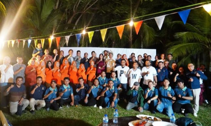 Pengurus PWI dan IKWI Kota Batam foto bersama usai pelantikan. Foto : ist