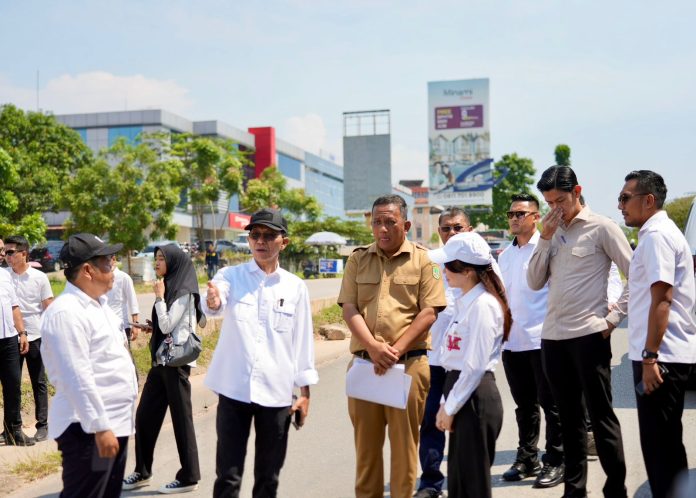 Kepala dan Wakil Kepala BP Batam Amsakar - Claudia meninjau langsung pelebaran jalan. Foto : BP Batam