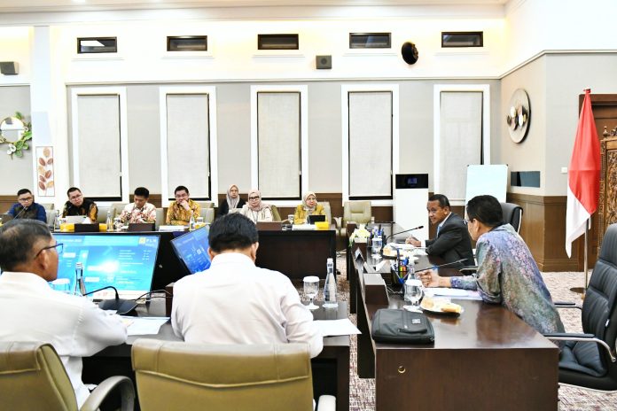 Direktur PLN Batam Kwin Fo membahas tentang pasokan listrik dan tarif gas bersama Menteri ESDM Bahlil Lahadalia. Foto : ist