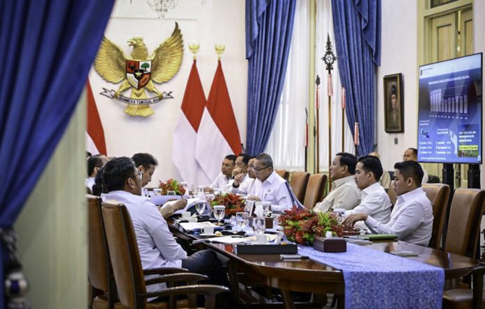 Presiden Prabowo Subianto memimpin rapat terbatas bersama sejumlah jajaran Menteri Kabinet Merah Putih di Istana Merdeka, Jakarta, pada Kamis, 8 Mei 2025. (Foto: BPMI Setpres)