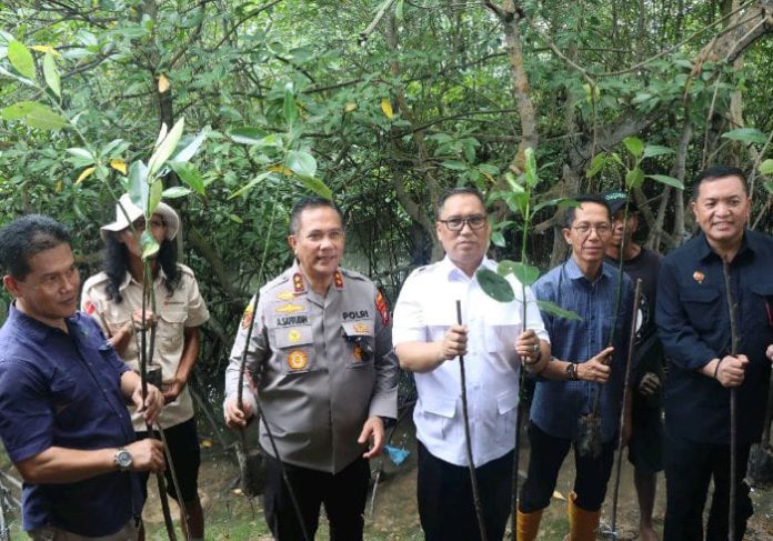 Kapolda Kepri Irjen Pol Asep Syafrudin, Wakil Gubernur Kepri Nyanyang Haris Pratamura dan Walikota Batam Amsakar Achmad, tanam bakau dalam memperingati hari buruh. Foto : ist