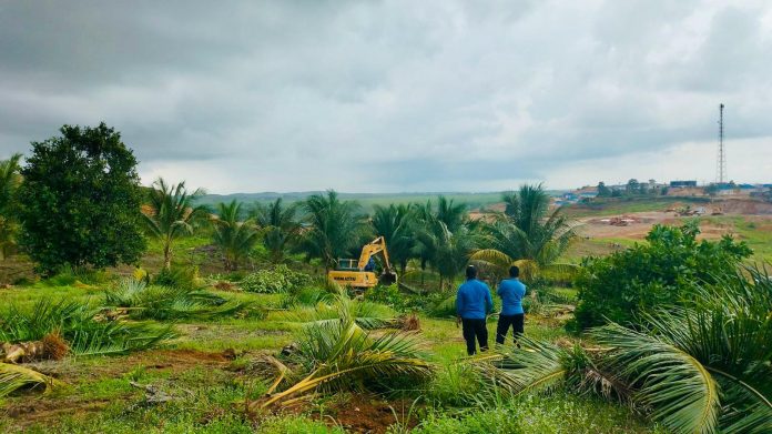 Petugas Ditpam tengah mengawasi alat berat beko. Foto : ist