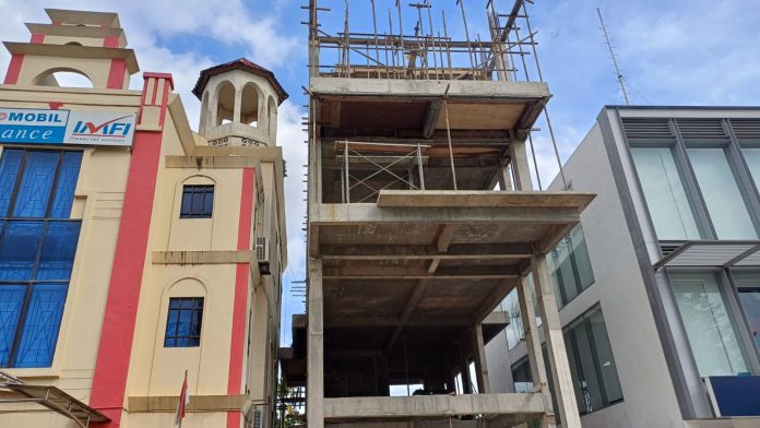 Ruko Blok B2 no 18 Palm Spring Batam harus dibongkar oleh pemiliknya lantaran melanggar garis sepadan. Foto : ubay