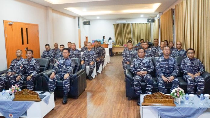 Komandan Pangkalan Utama TNI Angkatan Laut (Danlantamal) IV Batam, Laksamana Pertama TNI Berkat Widjanarko bersama seluruh Pejabat Utama (PJU) Lantamal IV, mengikuti kegiatan briefing awal dan pembukaan Latihan Penegakan Hukum dan Keamanan Laut Tahun Anggaran 2025 secara virtual. Foto : ist