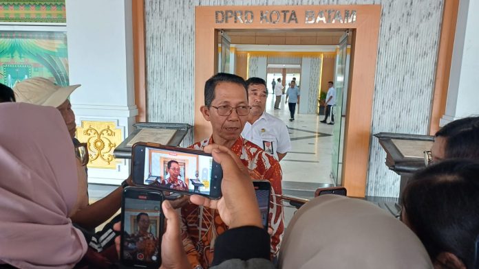 Walikota Batam Amsakar Achmad saat diwawancar oleh awak media. Foto : ubay