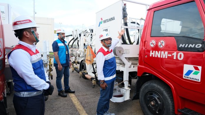 Mobil tanki pertamina yang akan mengisi BBBM jenis avtur ke pesawat. Foto : ist