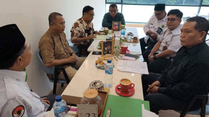 Ketua BWI Batam Terpilih Buralimar saat rapat sebelum pengangkatannya sebagai Ketua BWI Kota Batam. Foto : ist