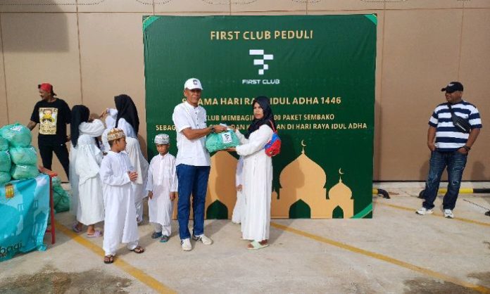 Direktur First Club Lian Taslin memberikan paket sembako kepada panti asuhan dan warga di sekitar First Club. Foto : Tengku Bayu
