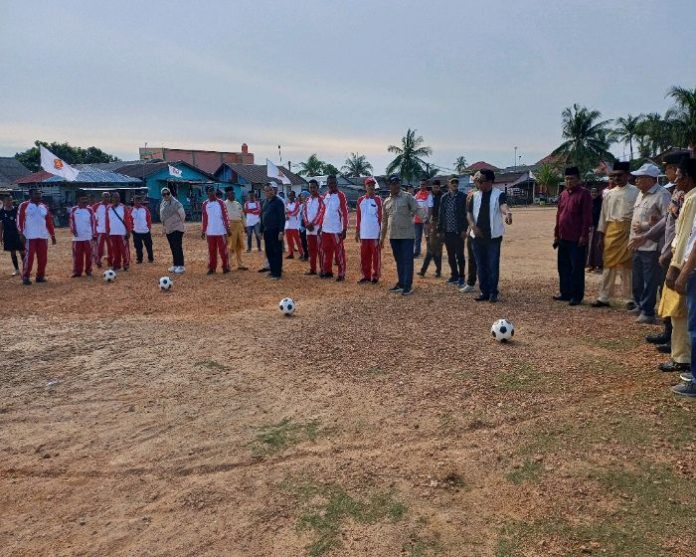 Ketua DPD Partai Gerindra Kepri Iman Sutiawan melakukan tendangan perdana ditandai dimulainya pertandingan Gerindra Cup I di lapangan Sepak Bola Abdulrahman, Kelurahan Setokok. Foto : Tengku Bayu