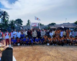 Foto bersama Ketua DPD Partai Gerindra Kepri Iman Sutiawan bersama para pemain di turnamen Gerindra Cup I.  Foto: Tengku Bayu
