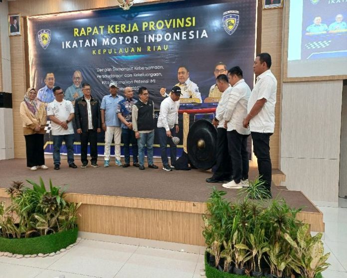 Ketua DPRD Provinsi Kepri Iman Sutiawan memukul gong ditandai dengan dimulainya Rakerprov IMI Kepri. Dan disaksikan oleh Gubernue Kepri Ansar Ahmad, Ketua IMI Kepri dan sekaligus Anggota DPR RI Rizki Faisal dan pejabat lainnya. Foto ; Tengku Bayu
