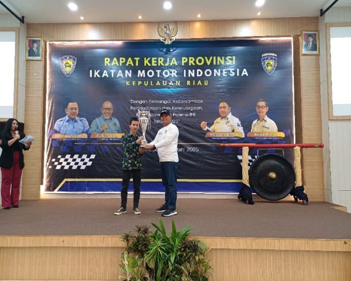 Ketua DPRD Provinsi Kepri Iman Sutiawan memberikan piala kepada pembalap Kepri juara Drag Bike Nasional Haykal Ardiansyah. Foto : Tengku Bayu