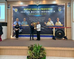 Gubernur Kepri Ansar Ahmad memberikan piala kepada pembalap kepri di kancah nasional. Foto : Tengku Bayu 