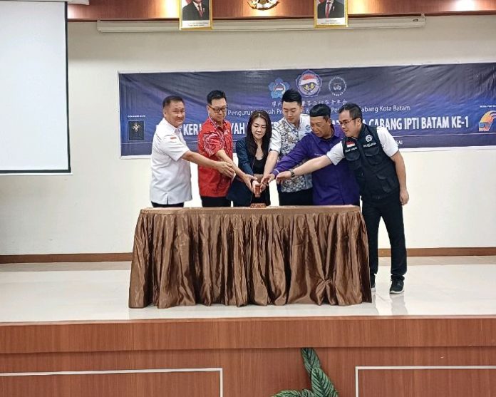 Sekjen IPTI Pusat Yeyen Kuswati, Ketua IPTI Kepri Agung Prayogo, Ketua IPTI Batam Dicky Larson, Laksanaman Pertama TNI (Purn) Bambang, Sekjen PMI Batam Asmin Patros dan Ketua PSTI Kepri Rendy Tan memukul Palu ditandai dengan Raker IPTI Kepri dan Batam. Foto : Tengku Bayu
