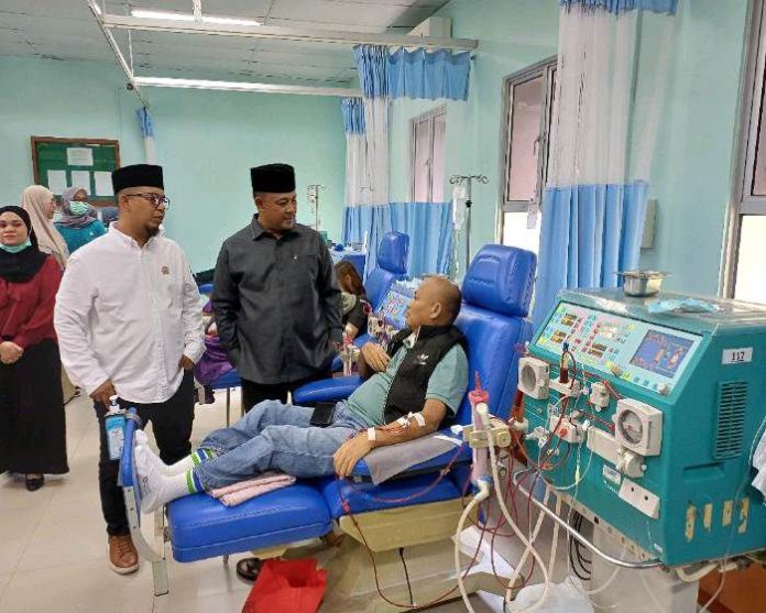 Ketua DPRD Provinsi Kepri Iman Sutiawan dan Wakil Ketua III DPRD Provinsi Kepri Bachtiar meninjau pasien di Rumah Sakit Budi Kemuliaan. Foto : Tengku Bayu