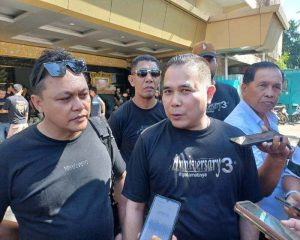 GM Boombastic Dance Club and KTV,  Iwan saat di wawancara oleh awak media. Foto : Tengku Bayu
