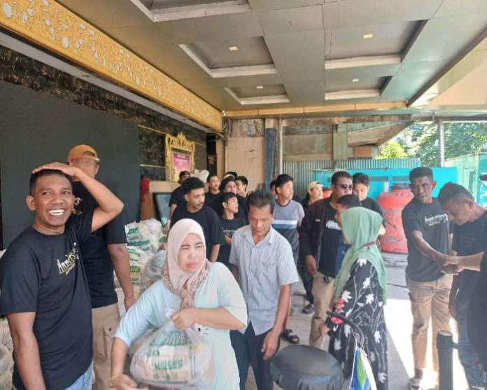 Boombastic Dance Club and KTV Batam membagikan 500 paket sembako kepada warga menjelang Anniversary ke 3. Foto : tengku bayu
