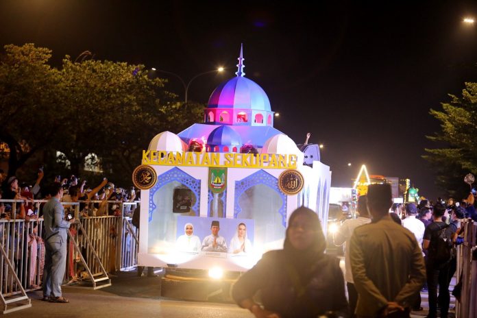 Kecamatan Sekupang mengikuti pawai mobil hias di malam takbiran Idul Adha. Foto : ist