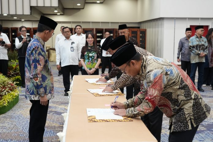 Kepala BP Batam Amsakar Achmad dan Wakil Kepala BP Batam Li Claudia Chandra menyaksikan penandatangan pejabat tingkat II yang baru saja dilantik. Foto : ist
