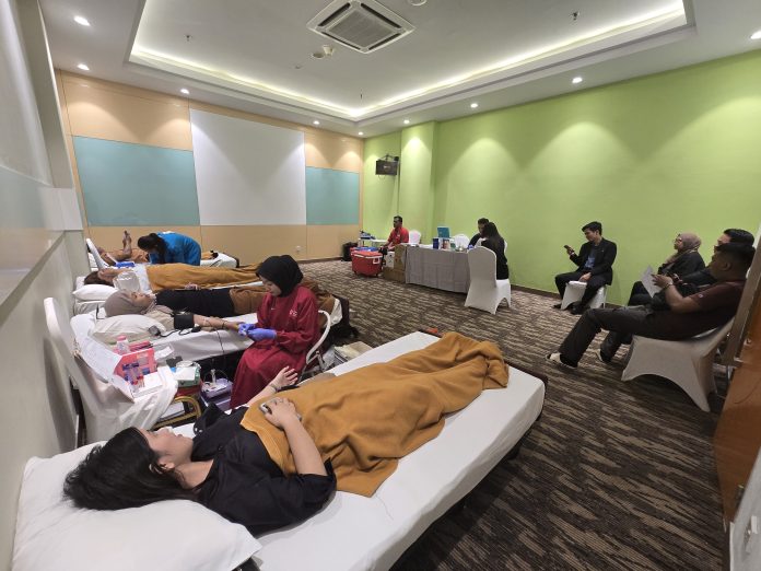 Petugas PMI saat mengambil darah dari karyawan Swiss Belhotel. Foto : ist