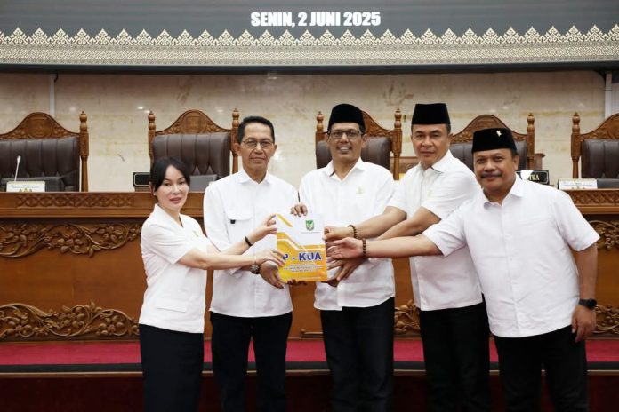 Walikota dan Walil Walikota Batam Amsakar-Claudia menghadiri sidang Paripurna perubahan KUA PPAS di ruang utama Sidang Paripurna kantor DPRD Kota Batam. Foto : ist